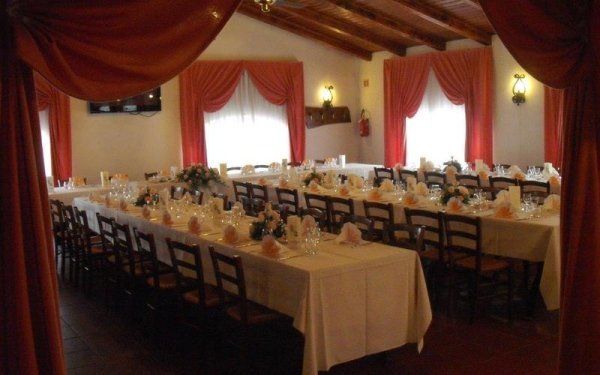 sala per eventi del ristorante con tavolate