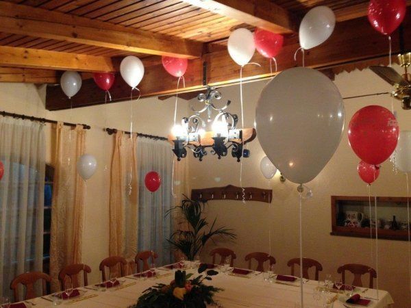 sala allestita per banchetto di compleanno