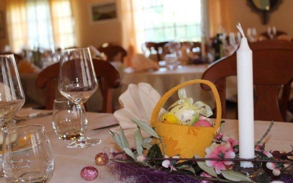 Tavolo con centrotavola pasquale