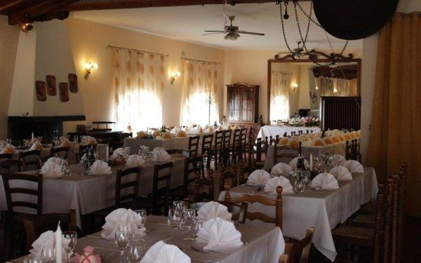 Tavoli allestiti per un rinfresco