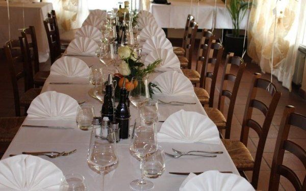 sala con tavolata per feste private nel ristorante