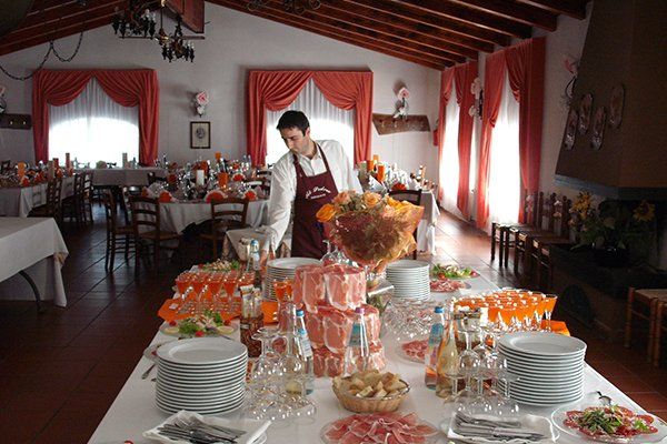 Tavola imbandita per un banchetto