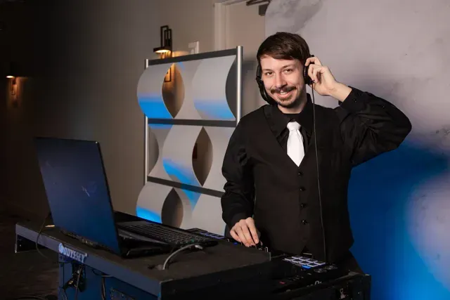 The newest sensation on the team, Tyler brings charisma and a contagious enthusiasm to the booth. He’s all heart—and all party.