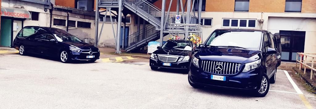 Due auto sono parcheggiate in un parcheggio di fronte a un edificio.