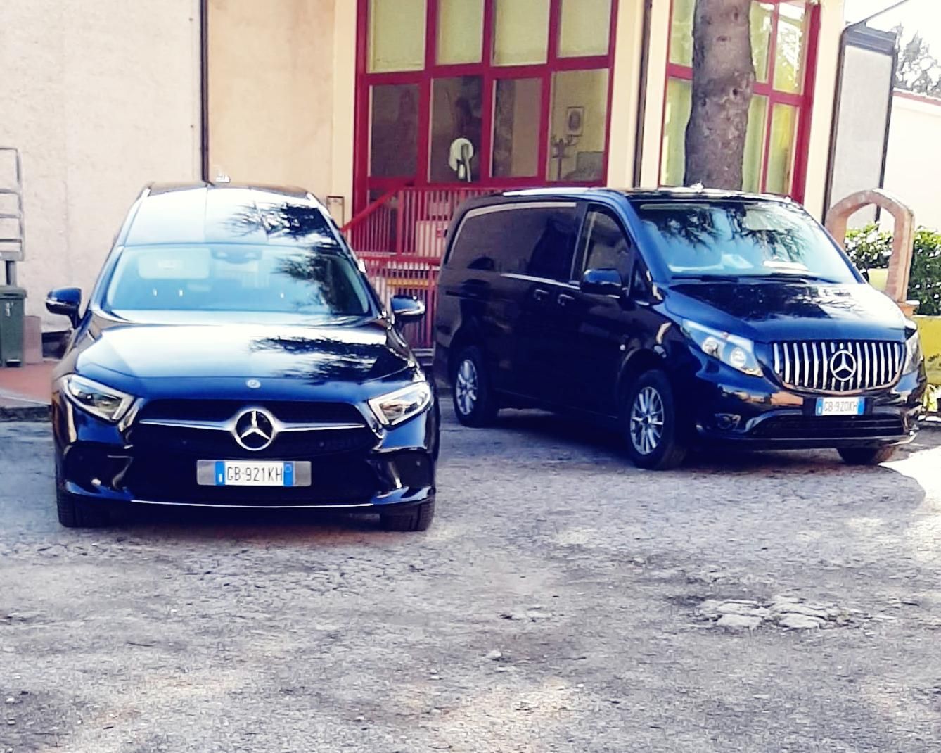 Due auto sono parcheggiate una accanto all'altra davanti a un edificio