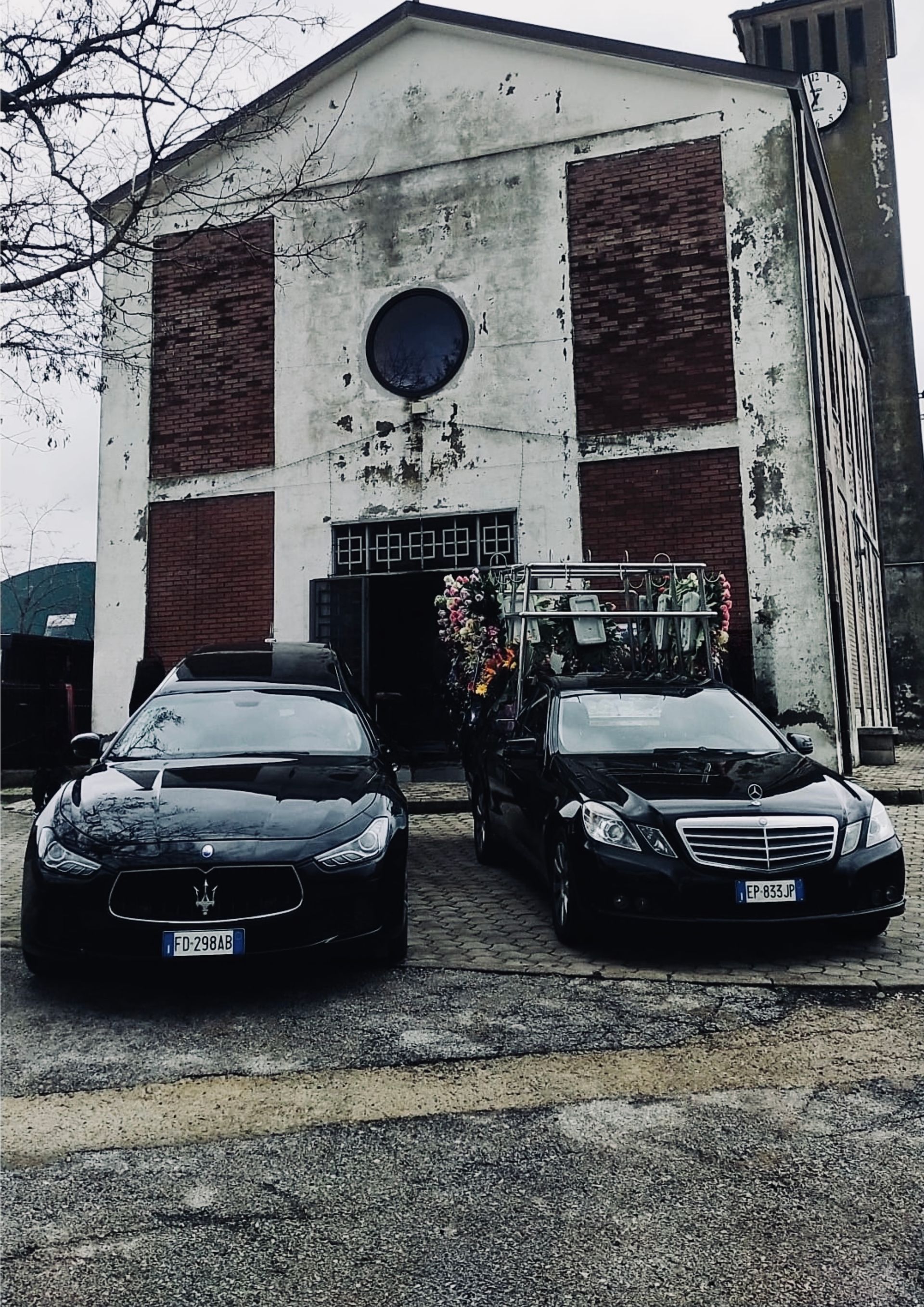 Due auto nere sono parcheggiate davanti a un edificio.