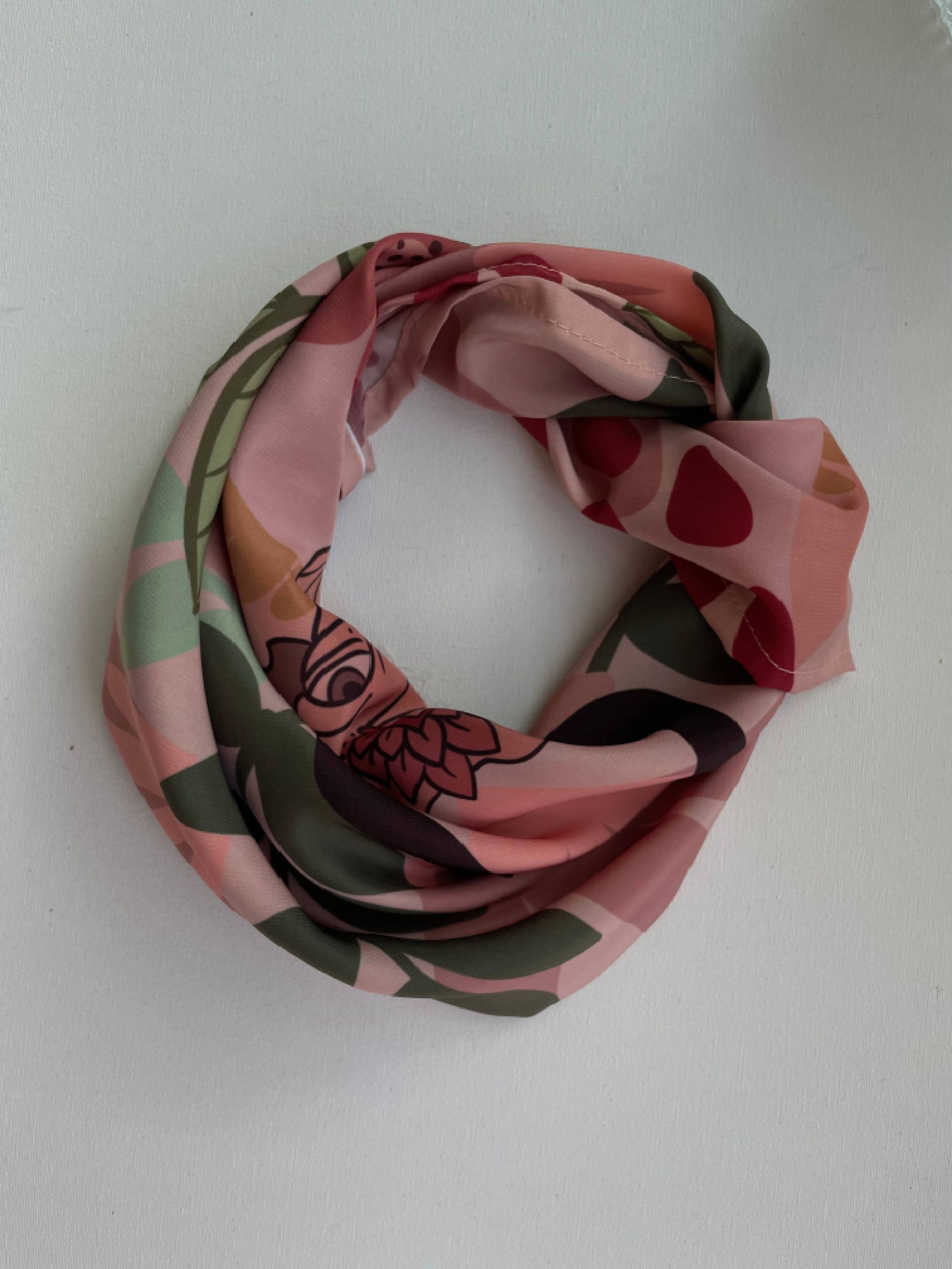 Una bufanda rosa y verde con corazones.