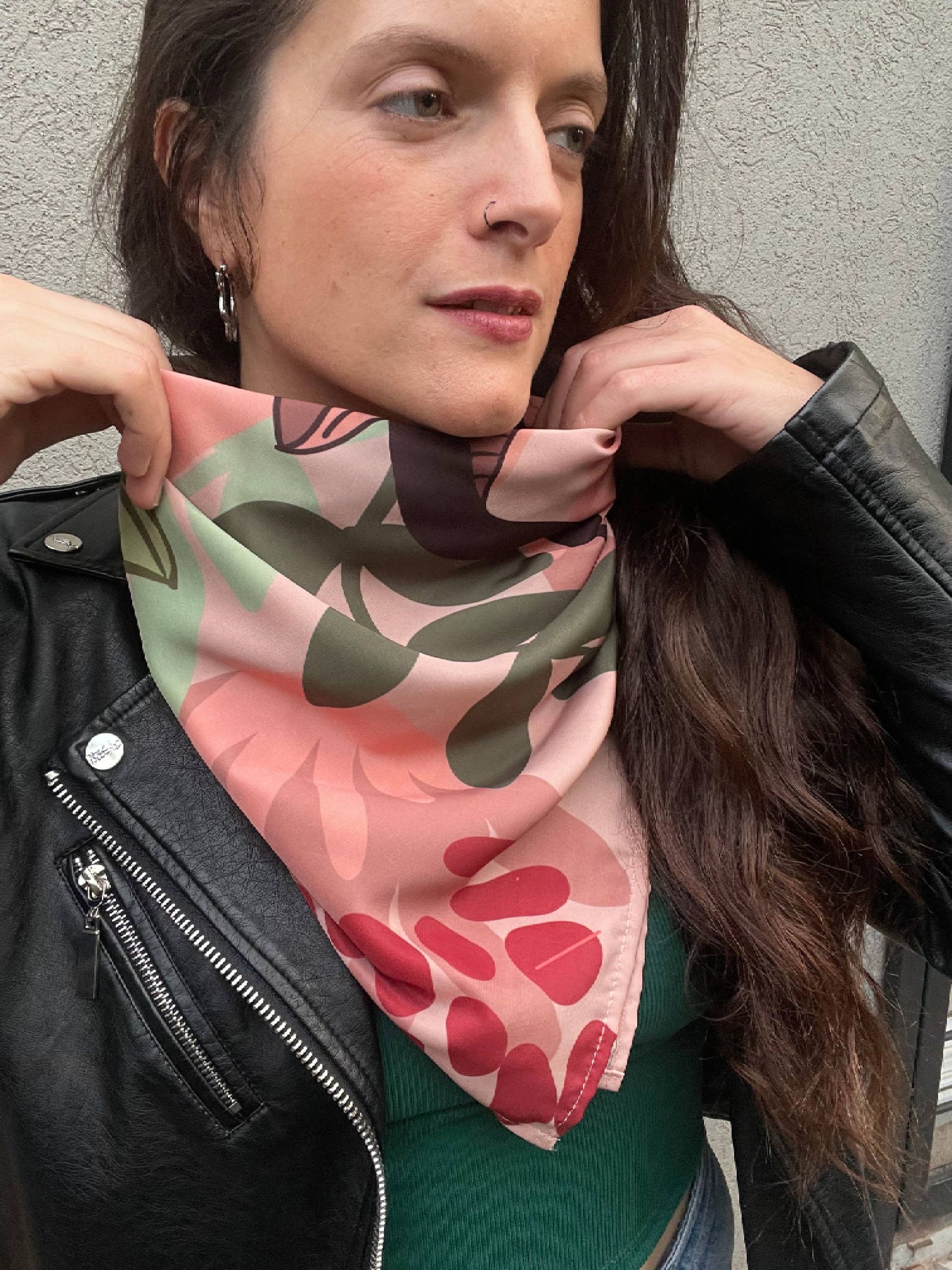 Bufanda estampada en forma circular de color rosa y verde.