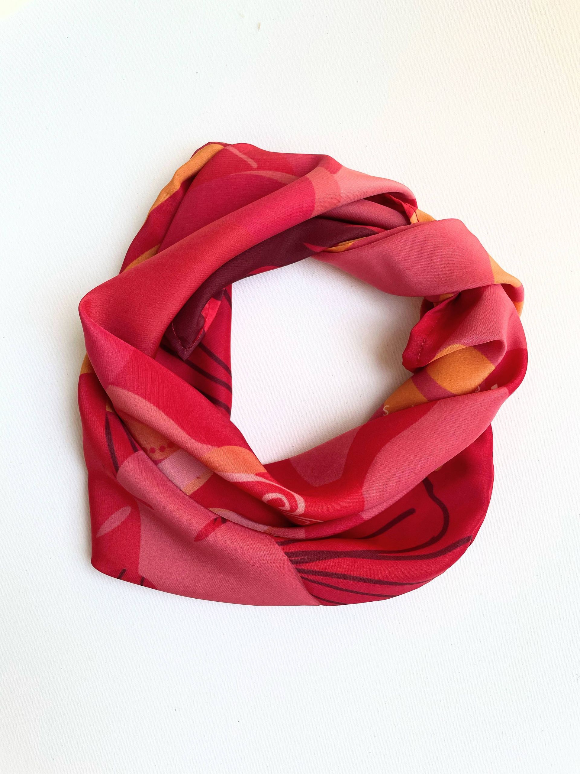 Una bufanda roja con un estampado floral.