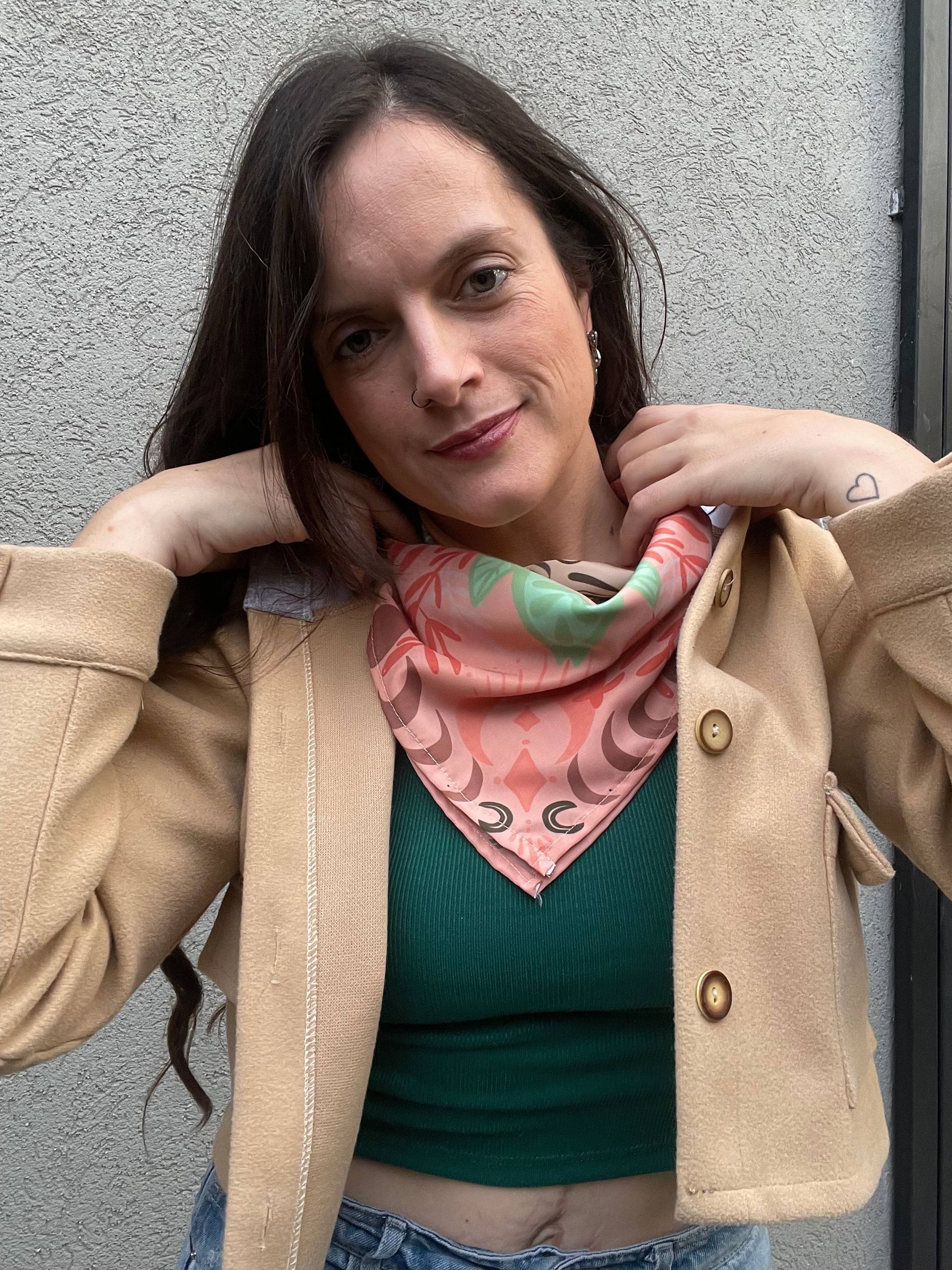 Bufanda circular con estampados florales en colores rosa, verde y marrón.