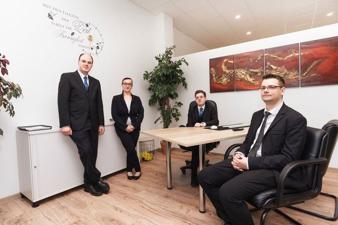 Das Team von Brüsewitz-Wegener Bestattungen – Ansprechpartner für Bestattungen in Hannover /Burgdorf Team Brüsewitz-Wegener in Hannover: Kai-Uwe Wegener, Jan-Nils Wegener, Denise Rieger, Sacha Rohkamm.