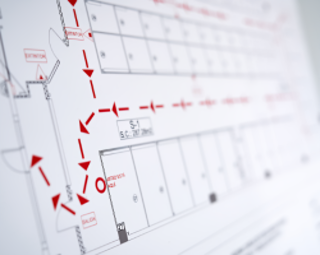 Un plan d'étage d'un bâtiment avec des flèches rouges indiquant différentes pièces