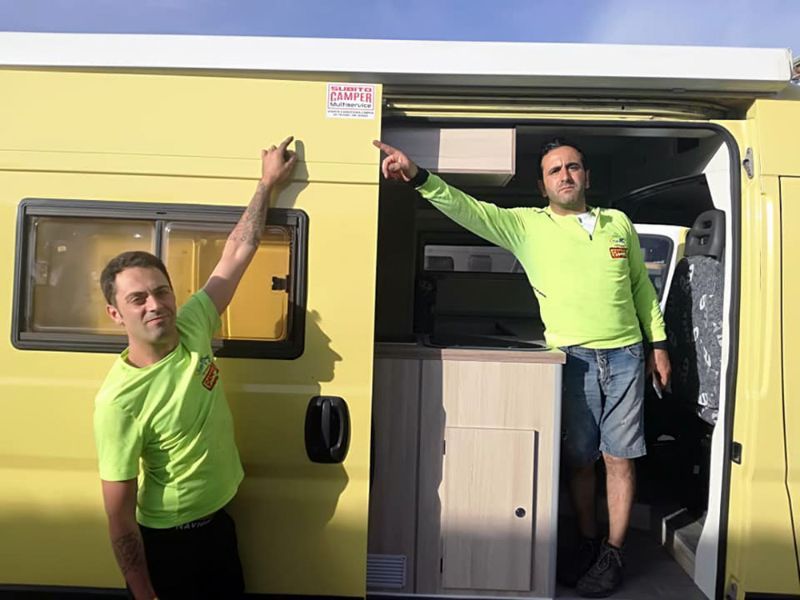 staff al lavoro per camper su misura