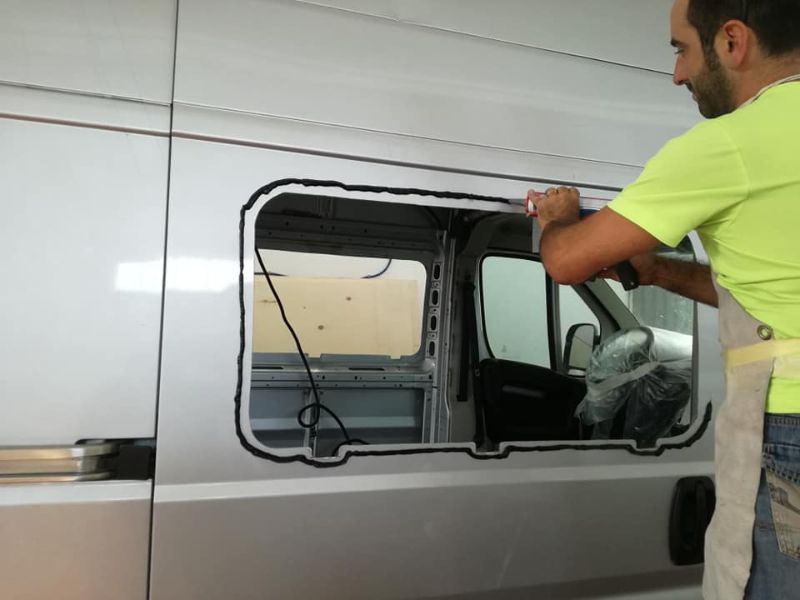 assistenza per i vetri di un camper su misura