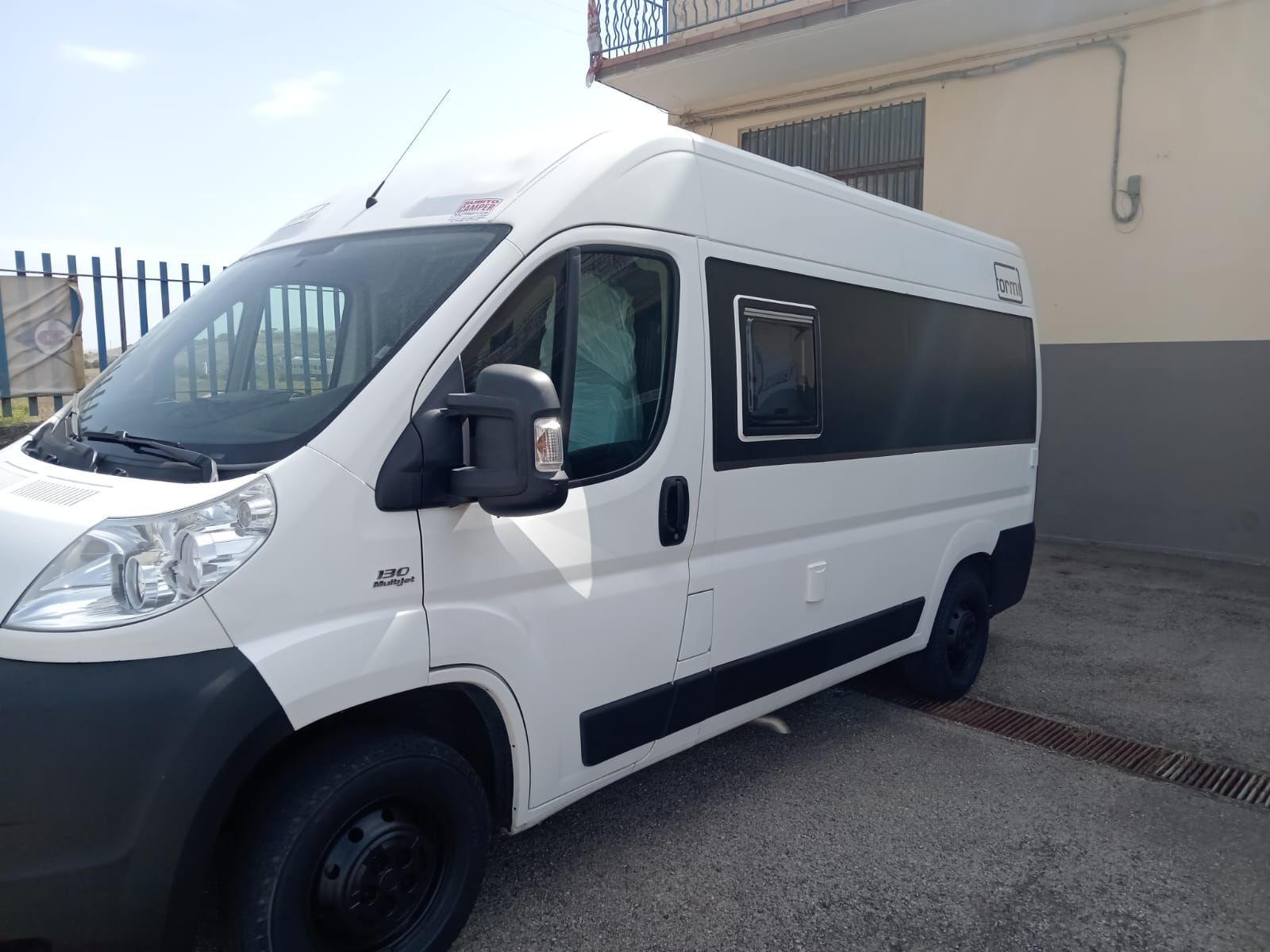 camper furgonato dotato di tutti i confort