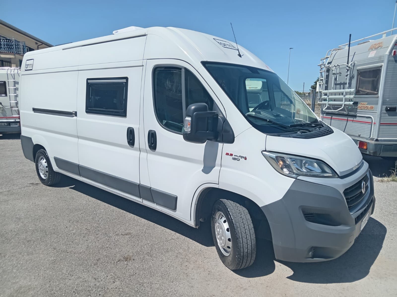 camper bianco furgonato