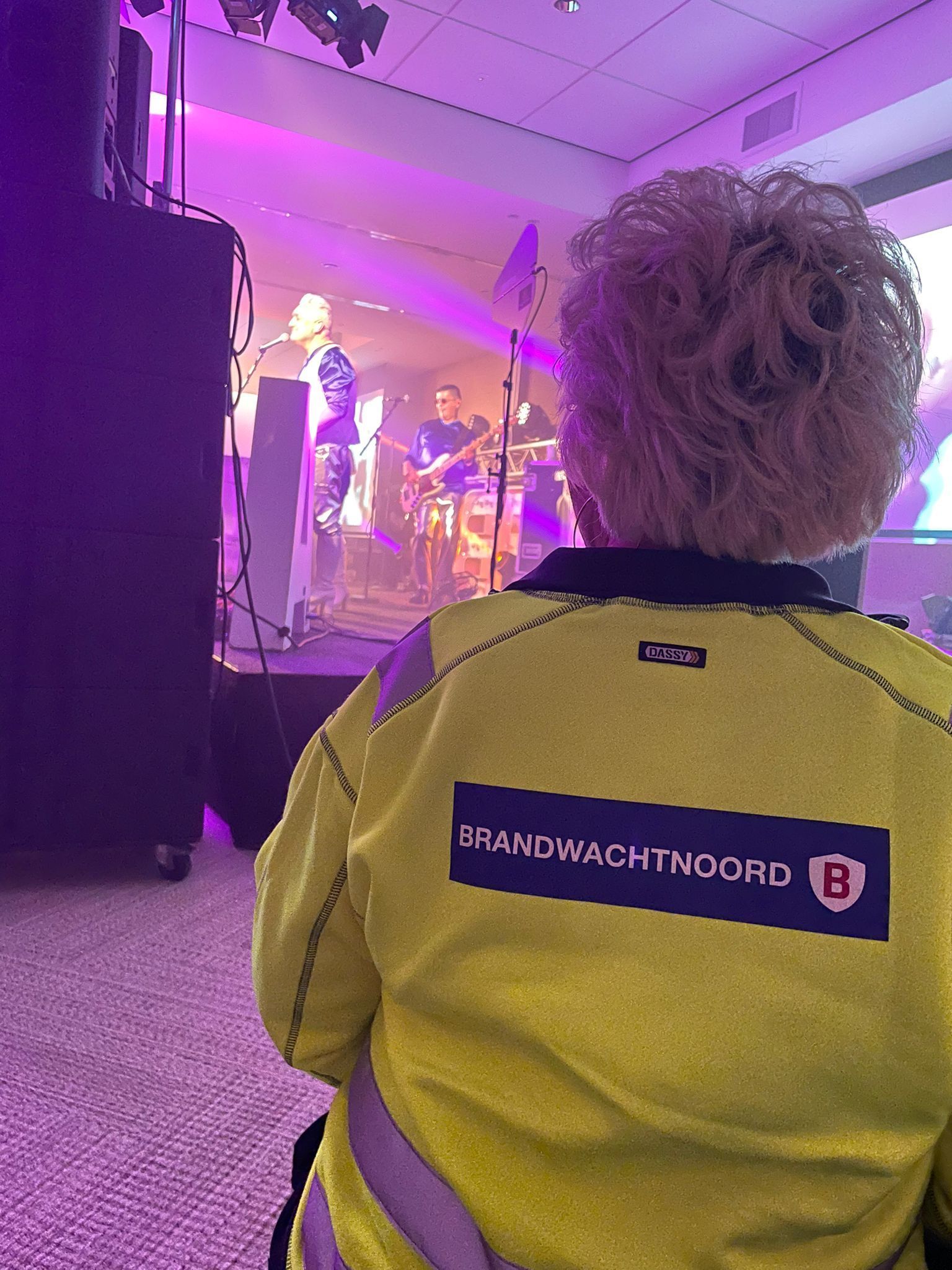 Een persoon met een felgele 