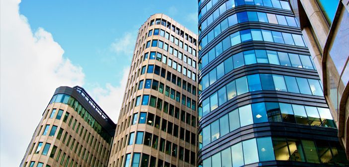 Een groep hoge gebouwen met een blauwe lucht op de achtergrond