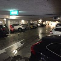Er staan ​​veel auto's geparkeerd in een parkeergarage.