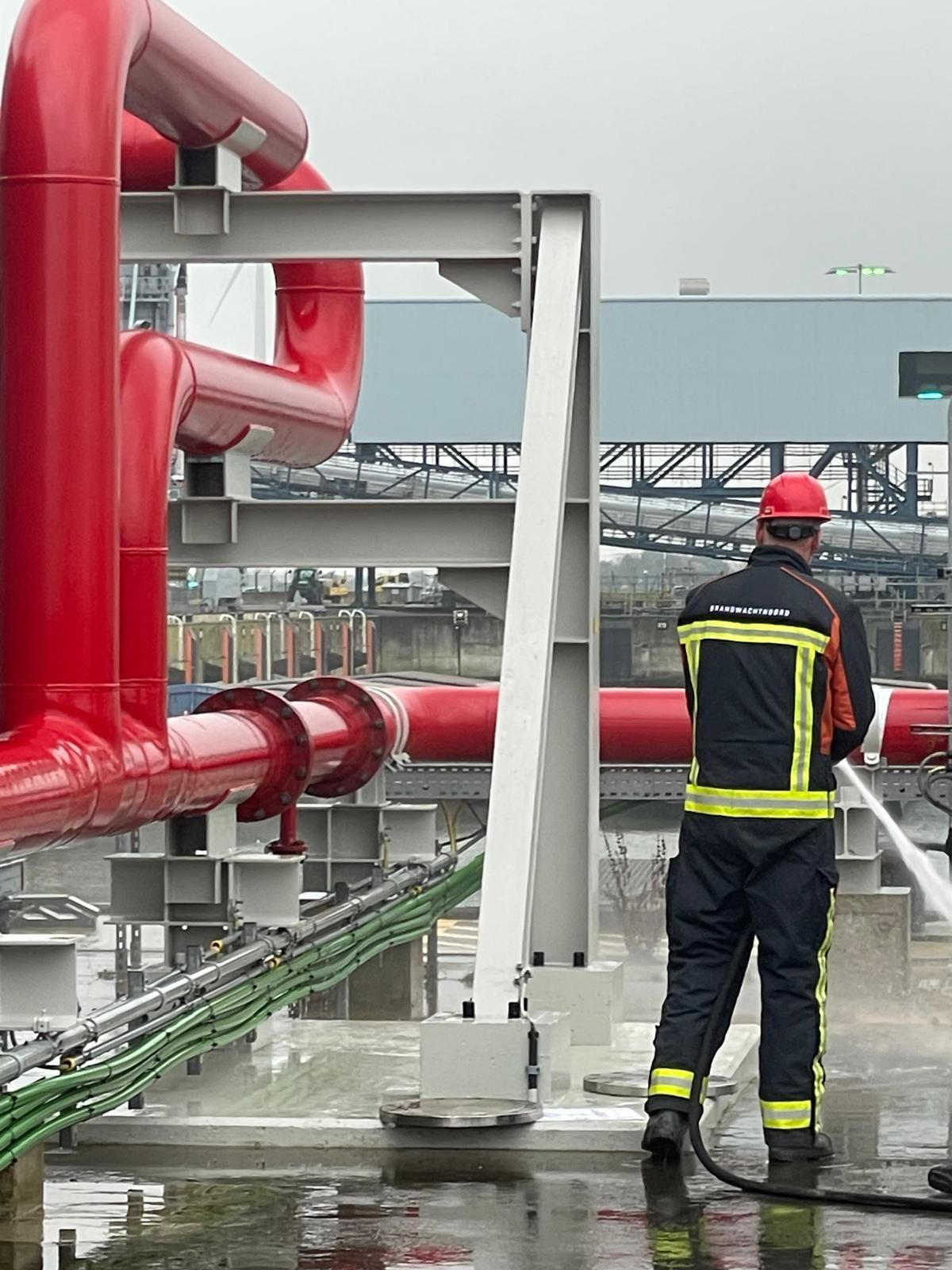 schoonmaakwerkzaamheden LNG schip Eemshaven EET project Gasunie