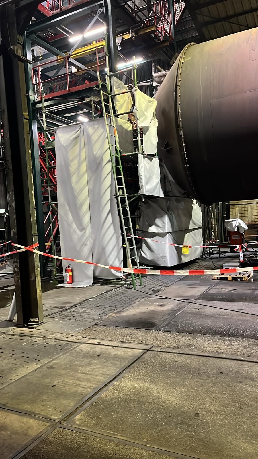 Industrieel brandwacht ingepakt in blusdeken