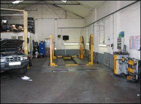 Car garage - Bristol, Avon - Brislington MOT Centre - Class 7 MOT testing