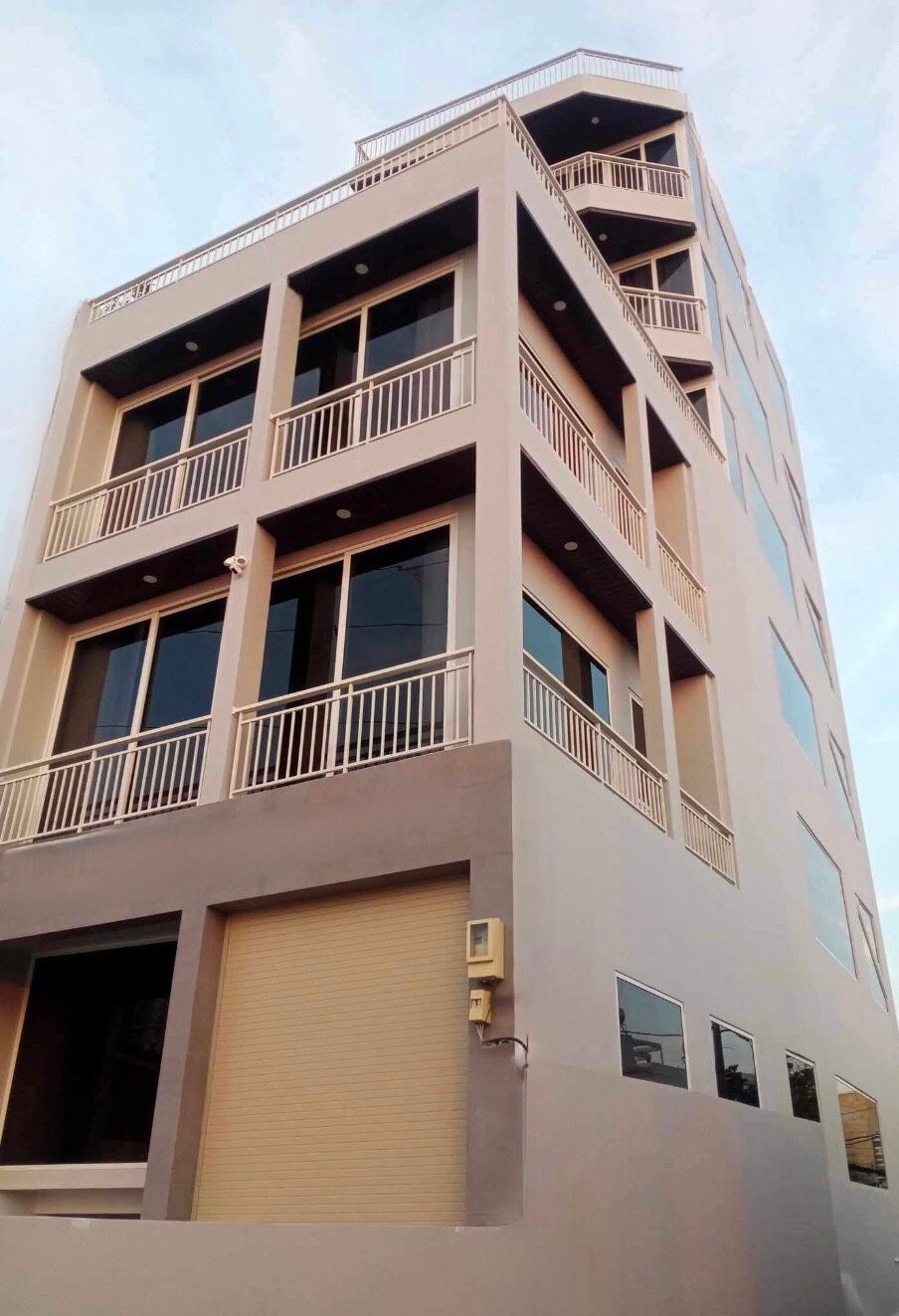 A large building with a lot of windows and balconies.