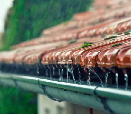 medidas para prevenir danos en el tejado causados por tormentas