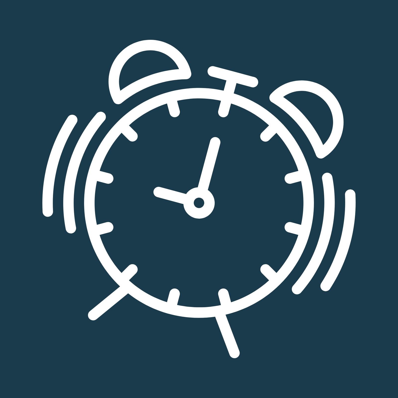 Een witte wekker op een donkerblauwe achtergrond.