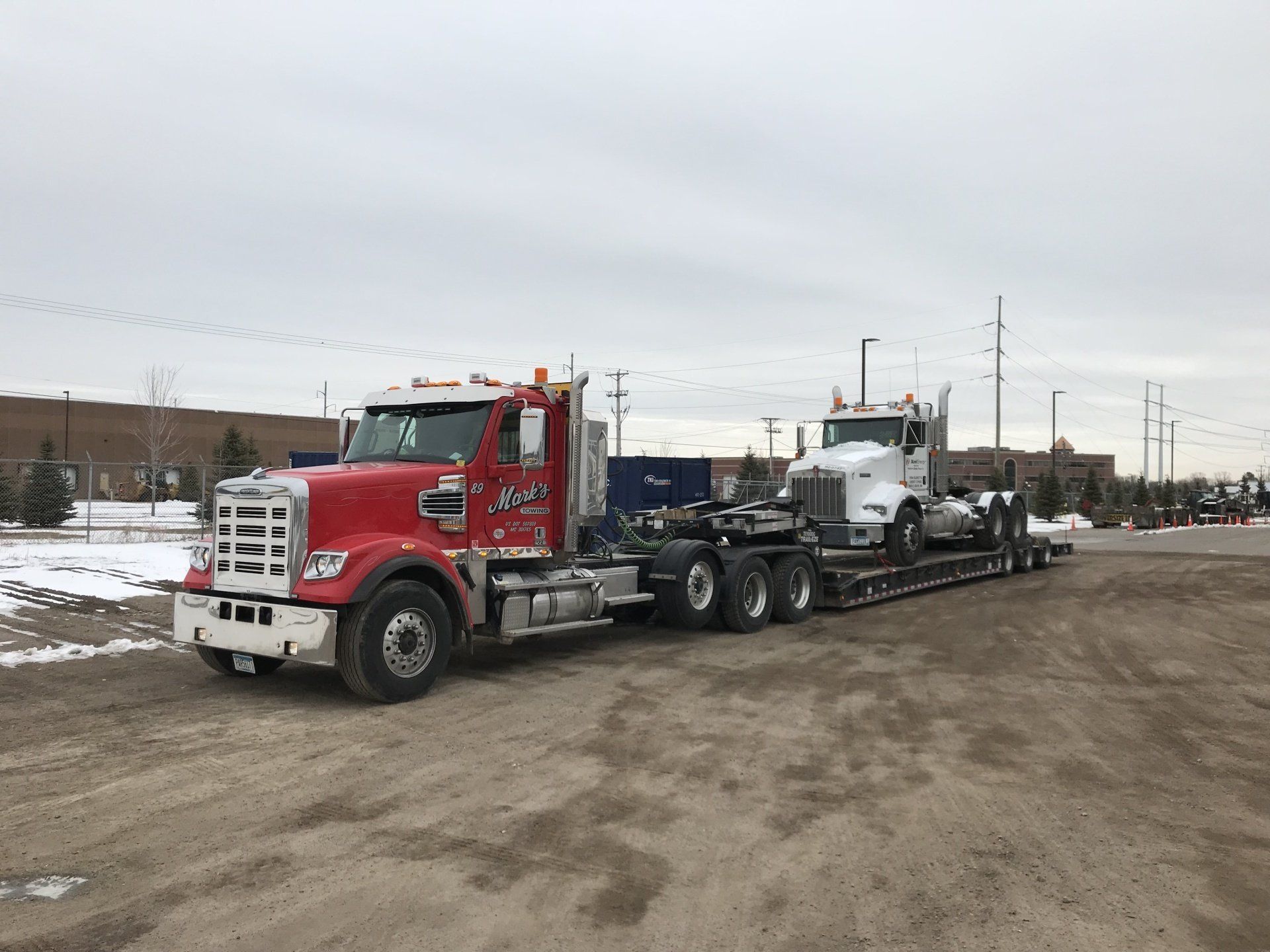 Semi Tractor - Trailer Hauling Semi Tractor
