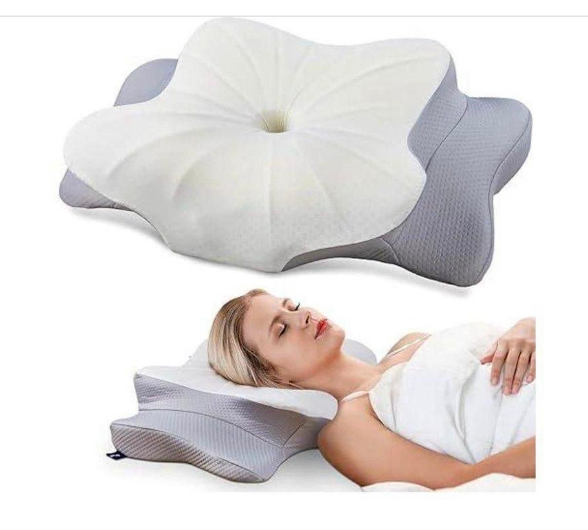 Acogedor rincón de salón con lámpara de pie, silla beige, mesa auxiliar y cojines mullidos sobre suelo de madera.