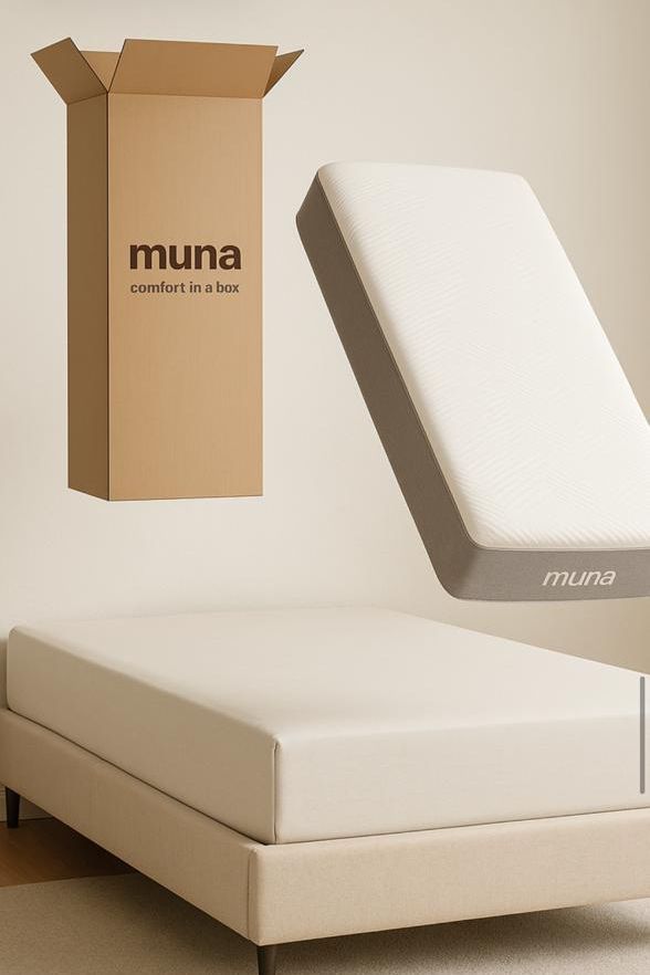 Cama moderna tapizada en color beige en un dormitorio minimalista con iluminación cálida y cortinas.