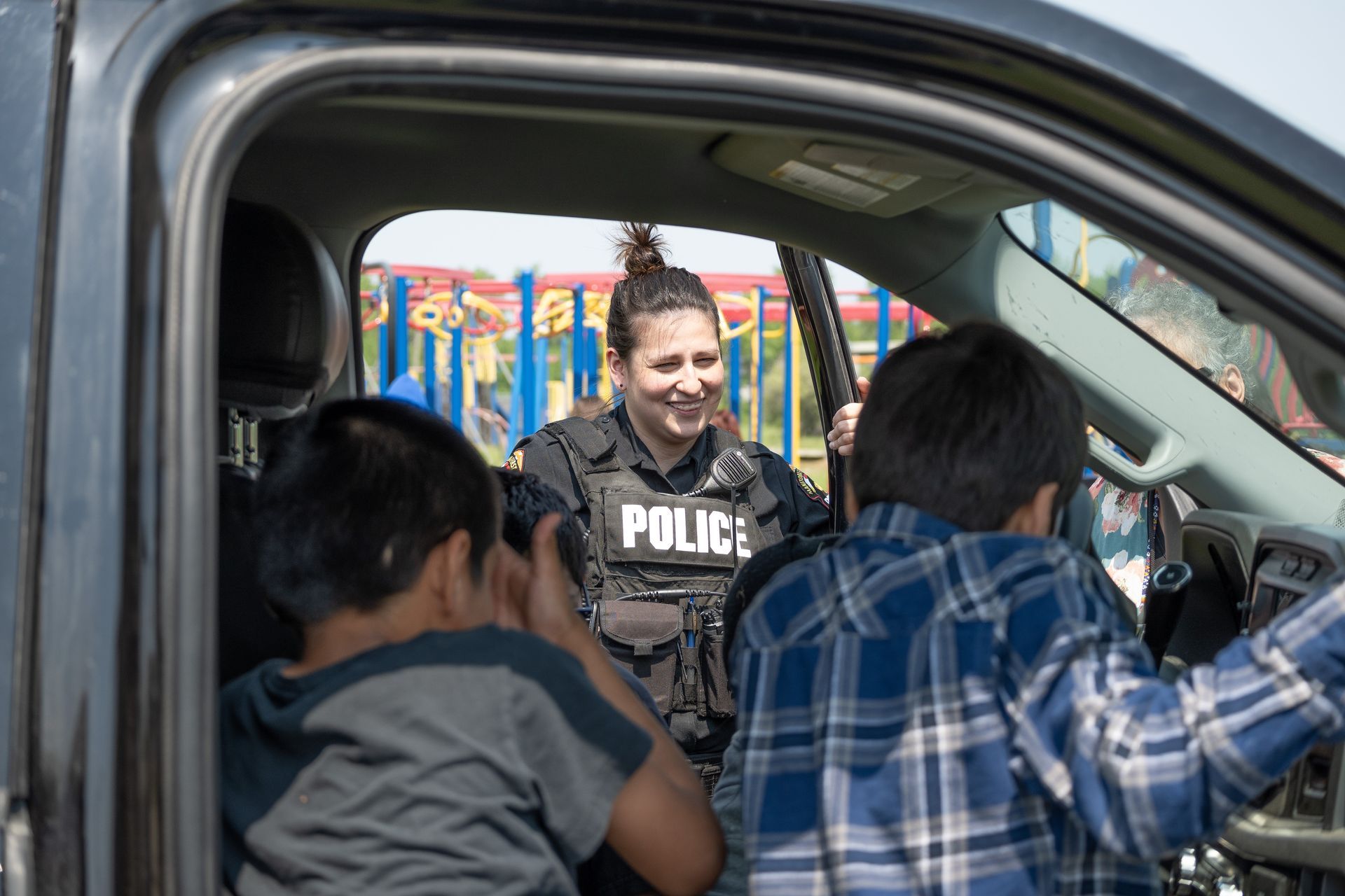 MFNPS-Manitoba First Nations Police Service - Female officer speaking to children