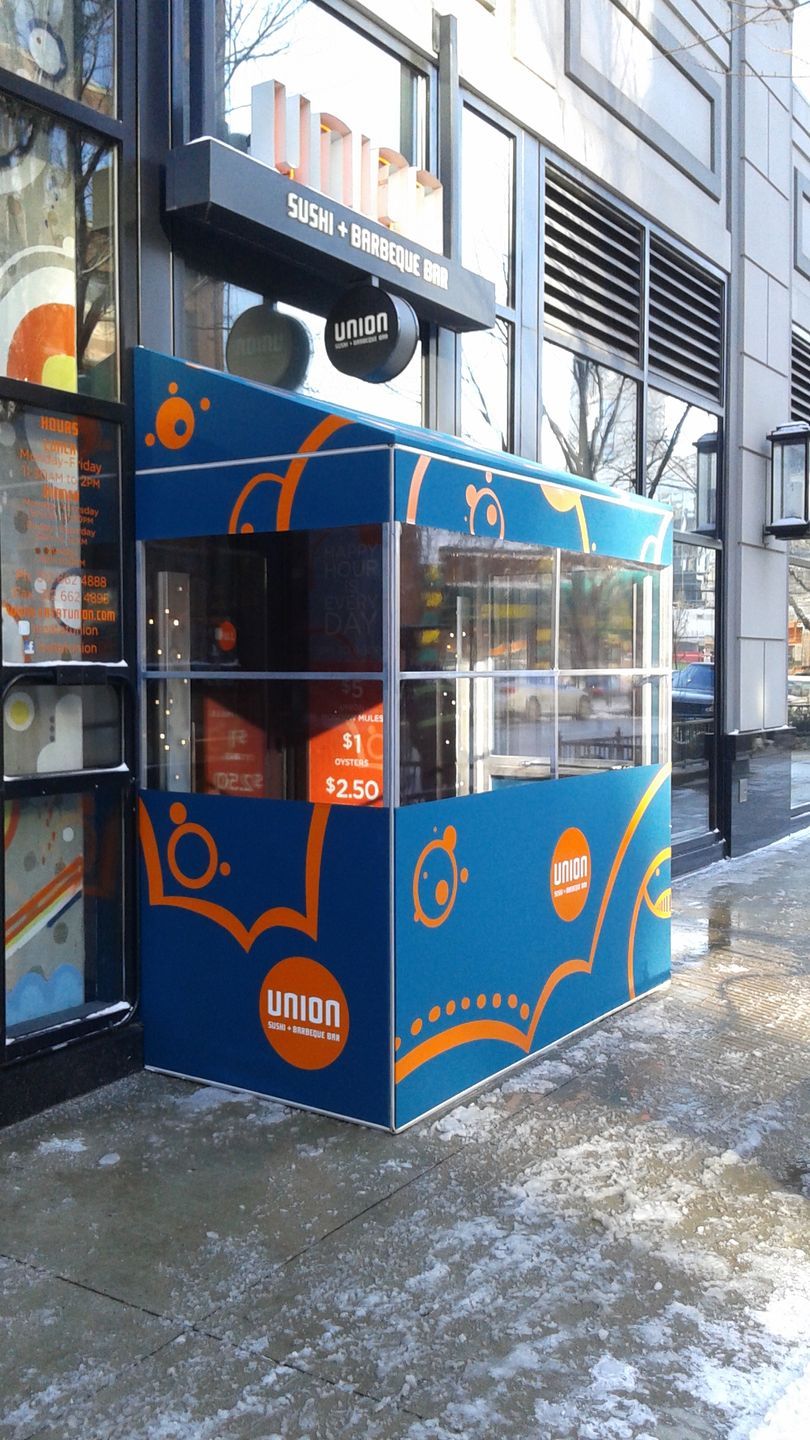 A blue building with a sign that says u-nice on it