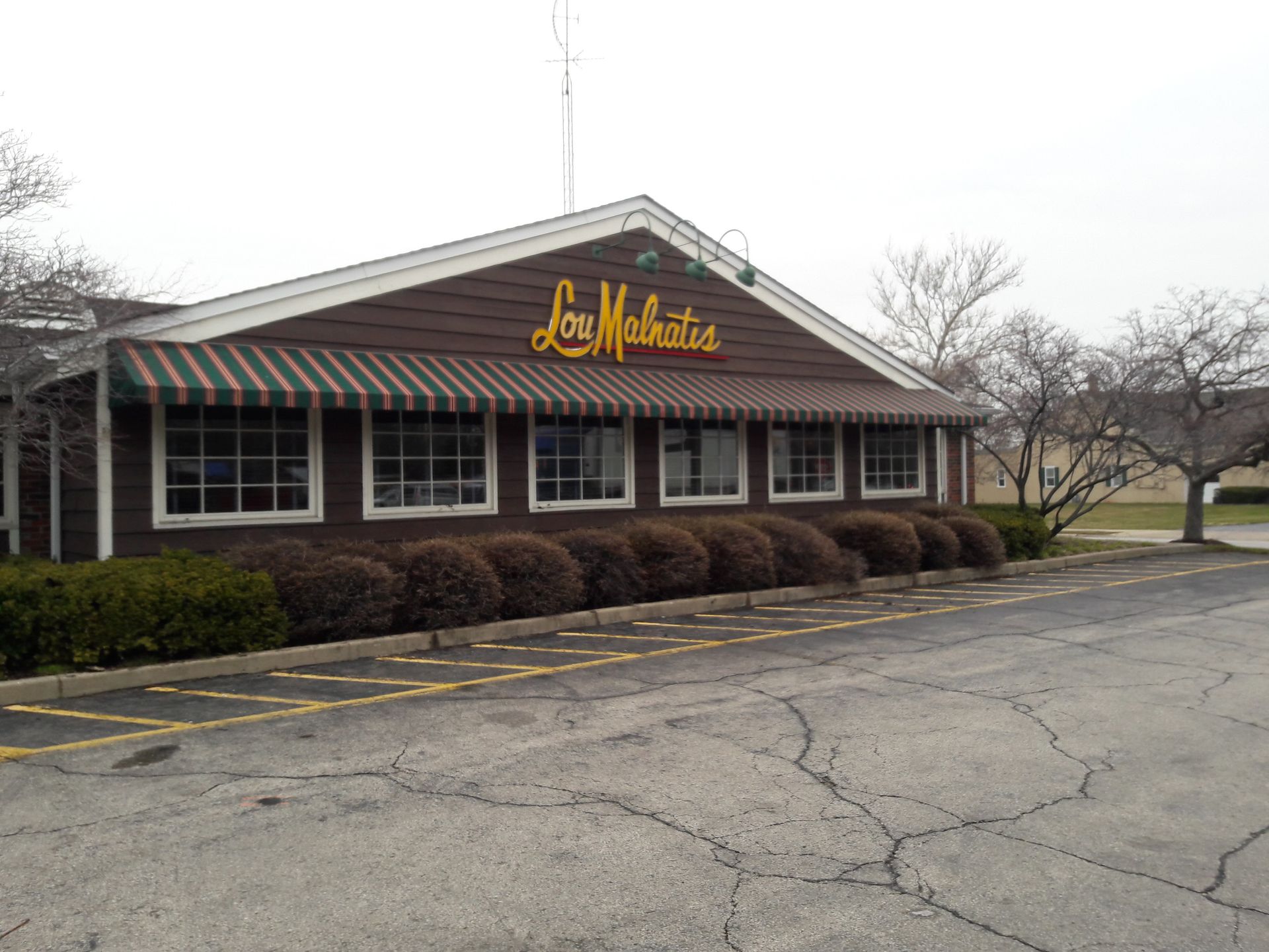 A brown building with a yellow sign that says los manhattans