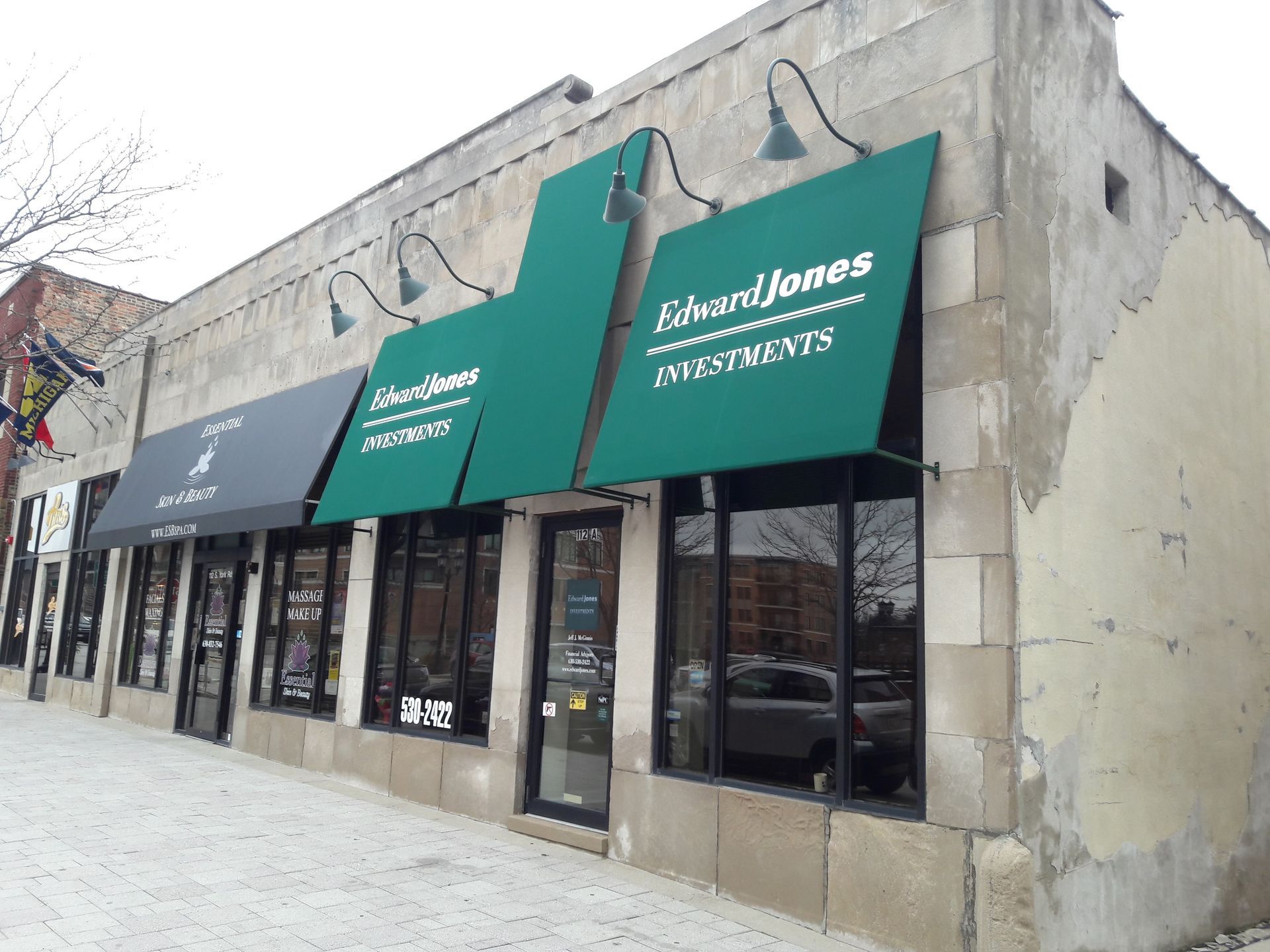 A building with a green awning that says edward jones investments