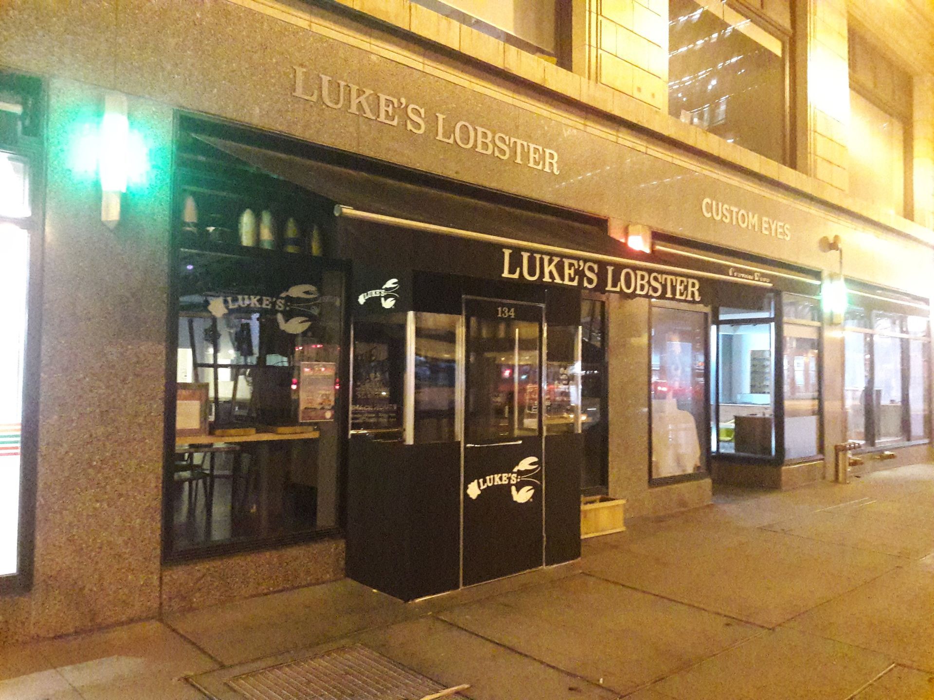 The outside of a restaurant called luke 's lobster