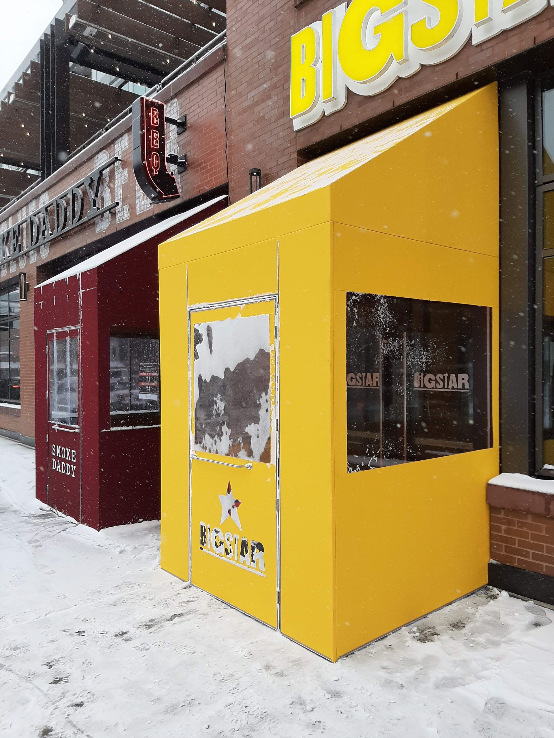 A yellow building with the word big on it