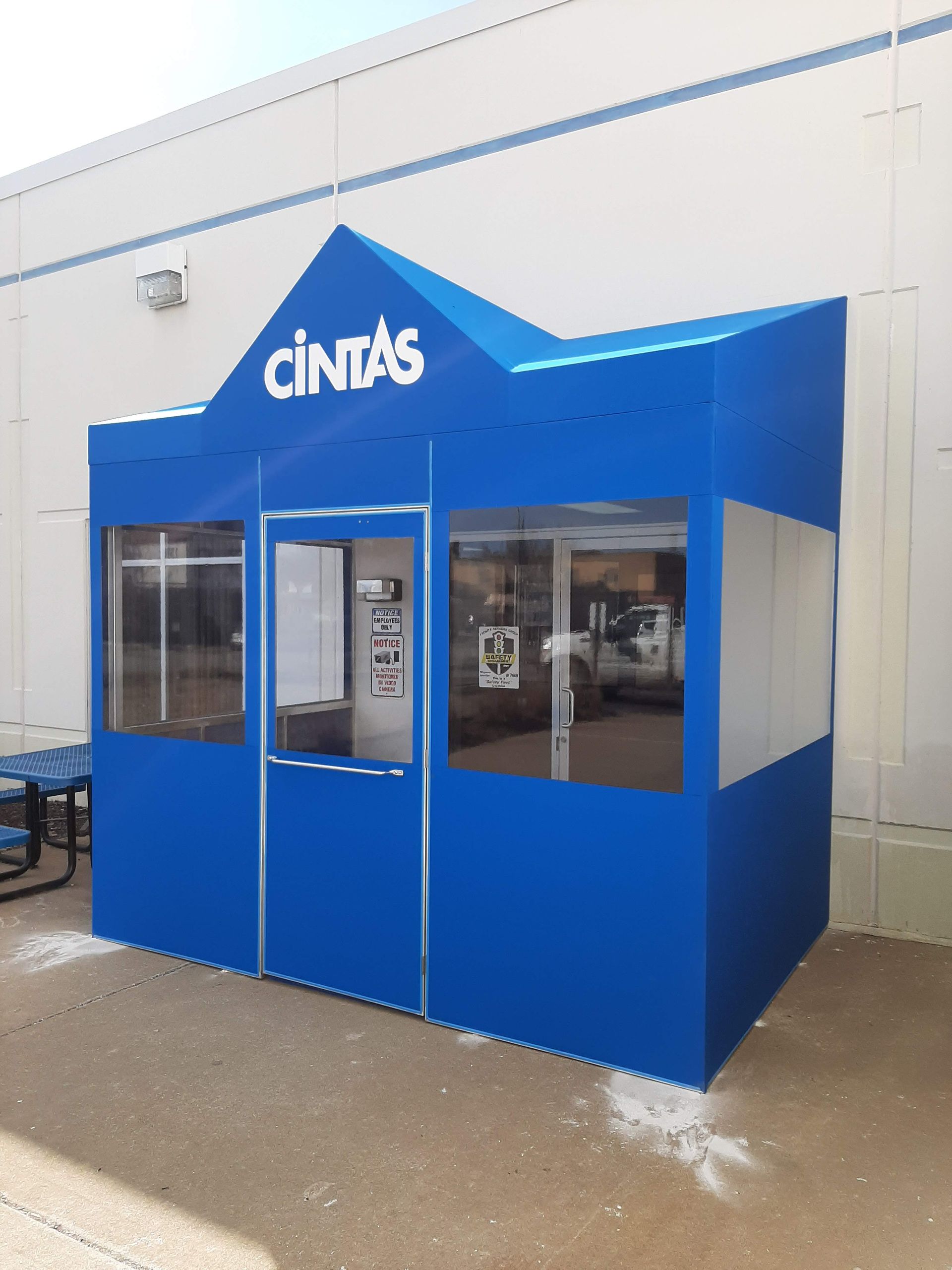 A blue building with cintas written on it