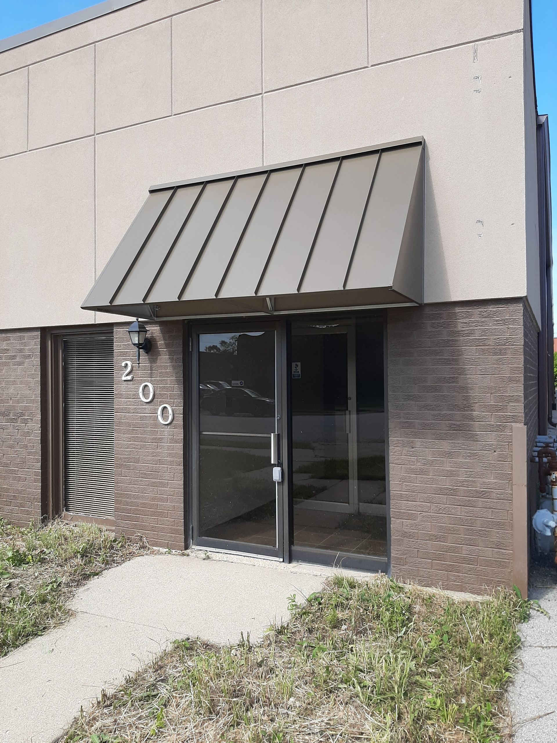 A building with the number 200 on it