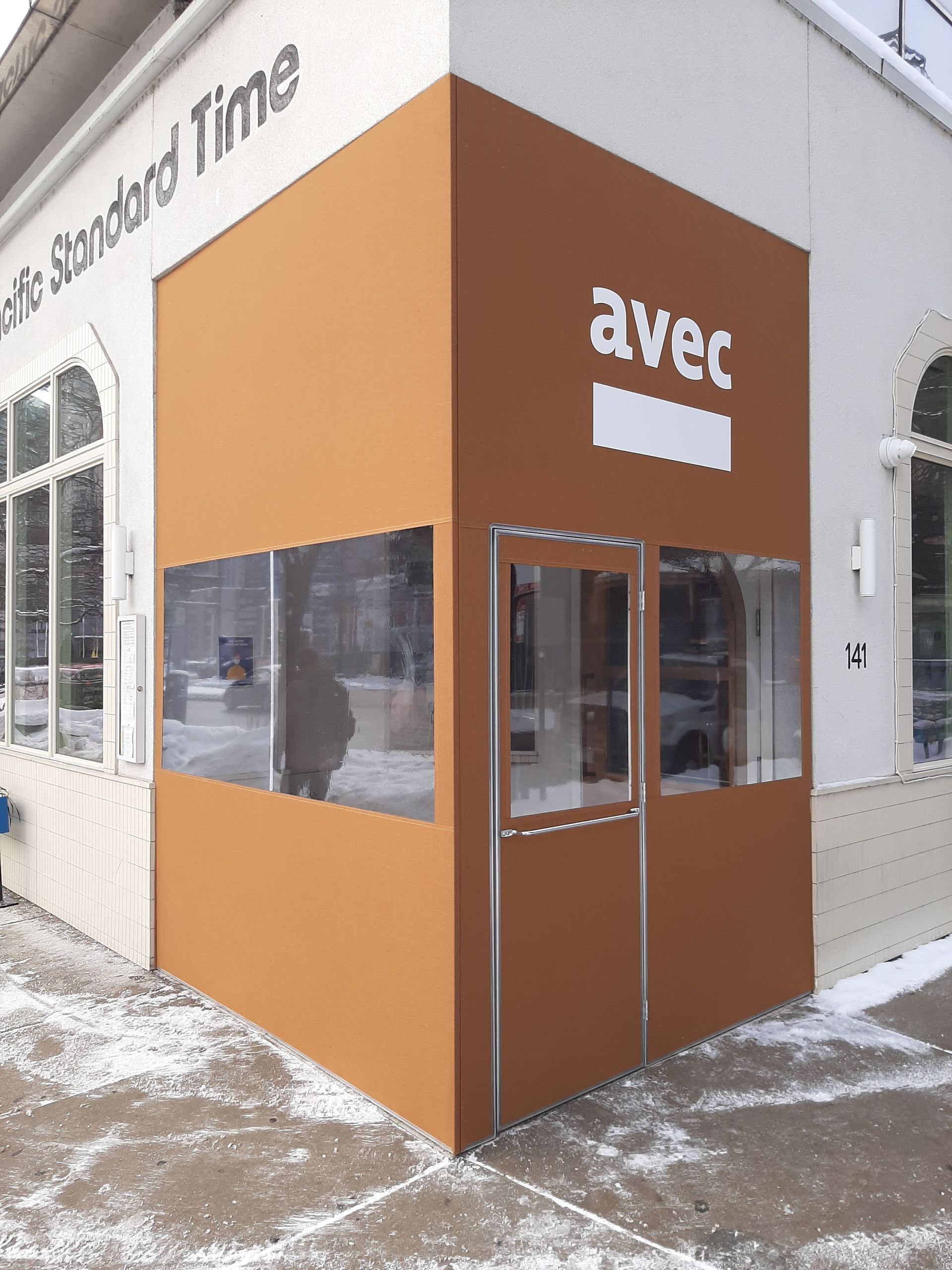 A brown building with the word avec on it