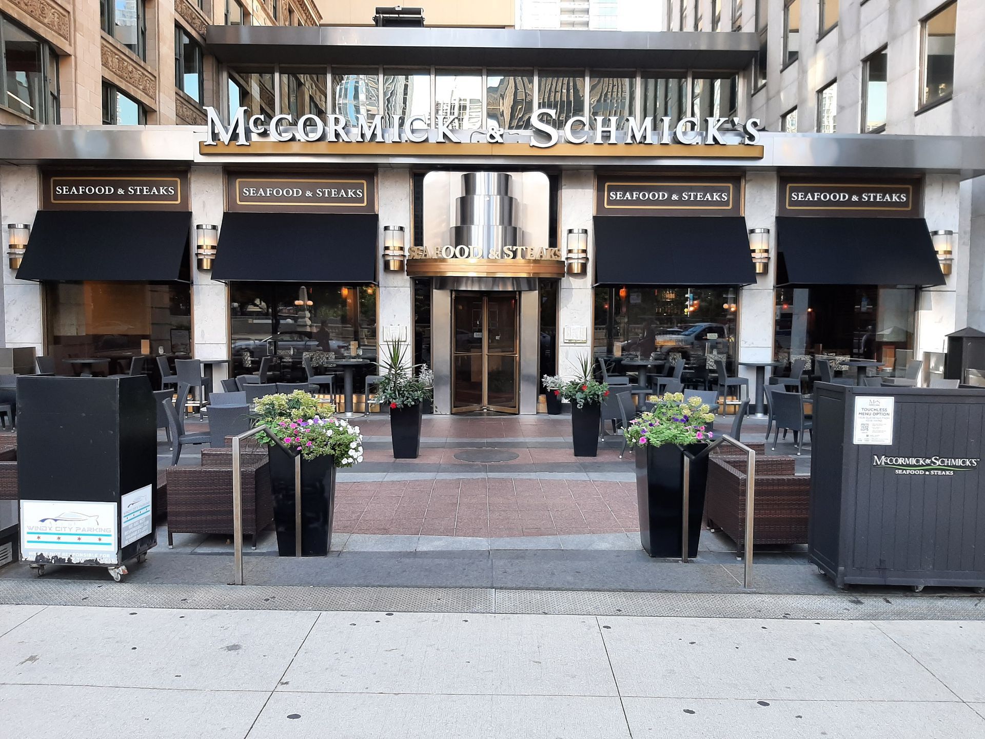 The front of a restaurant called mccormick 's schmicks