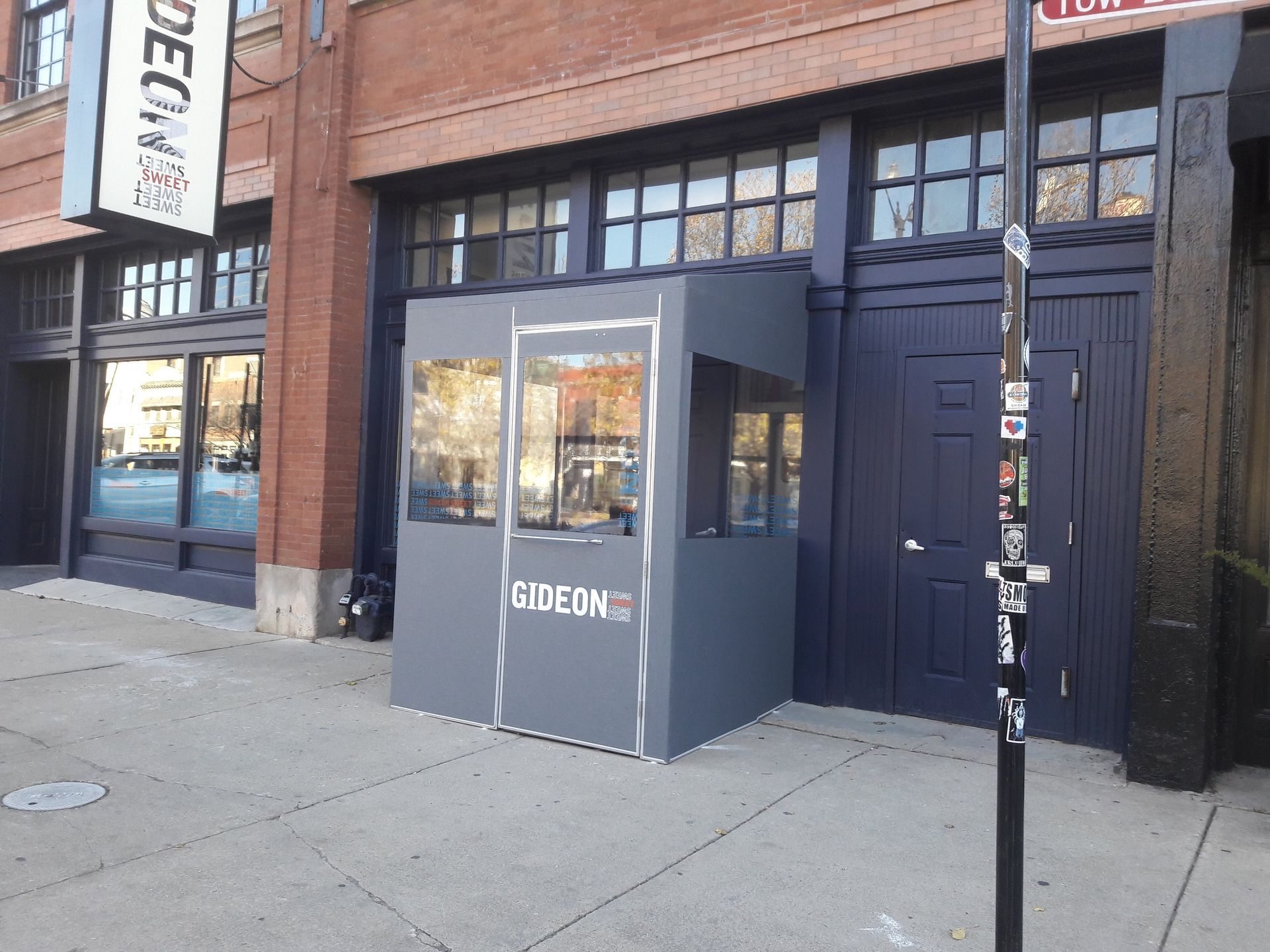 A building with a sign that says ' glideon ' on it