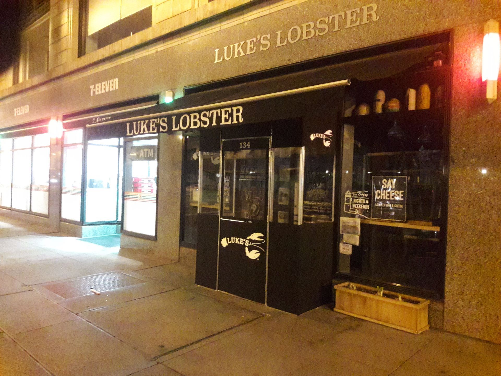 The outside of luke 's lobster restaurant at night