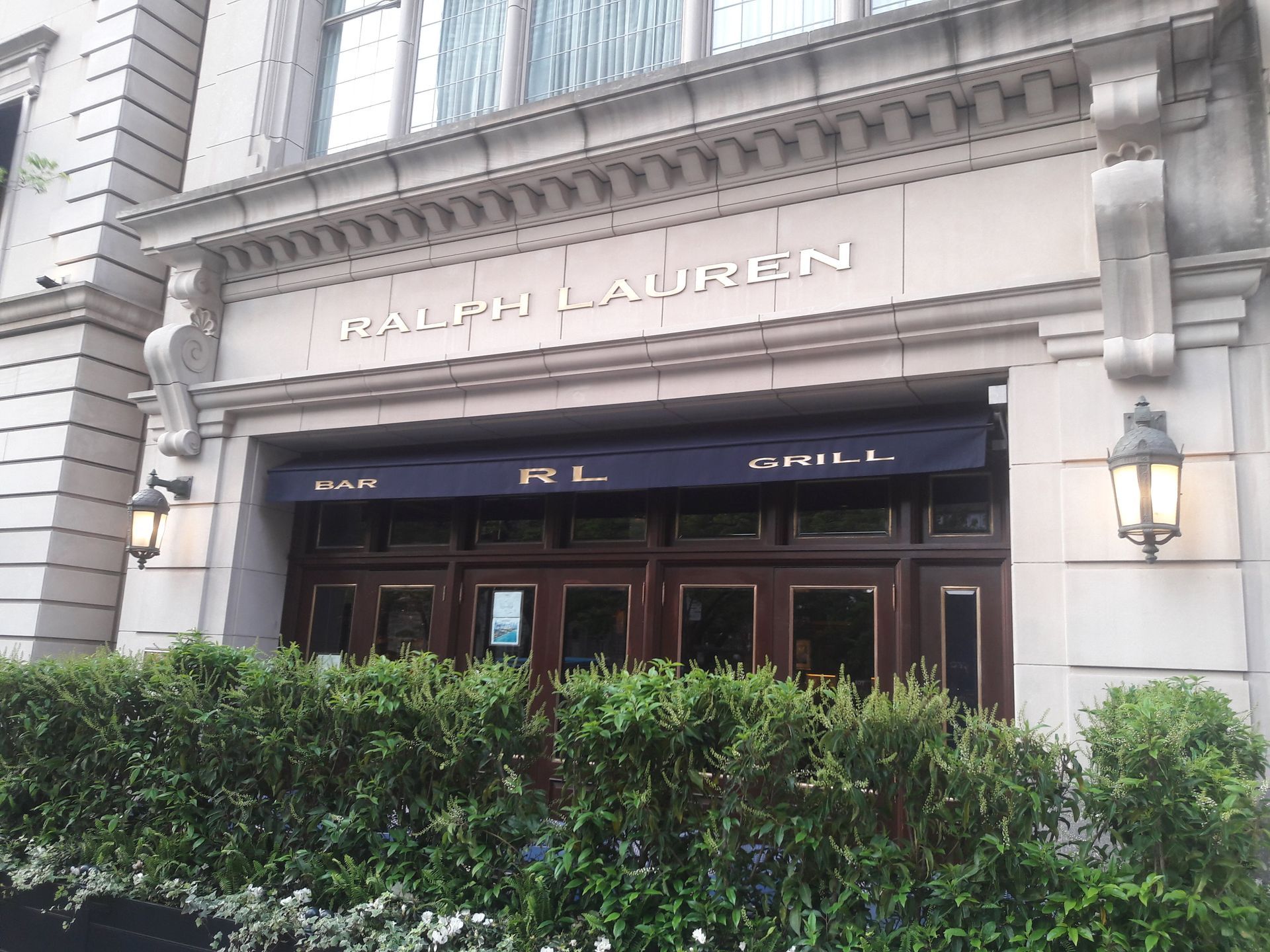 A building with a sign that says ralph lauren