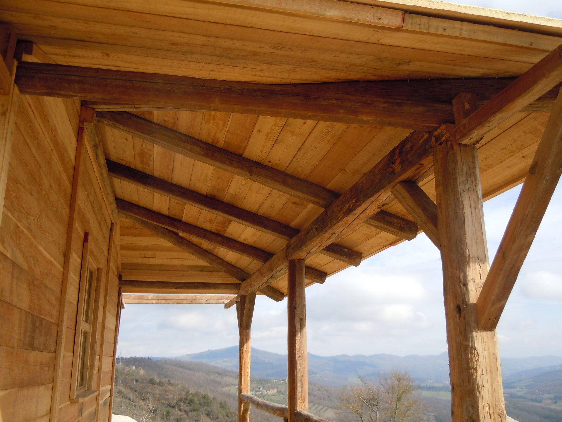 Un tecnico disegna il progetto di un impianto sportivo