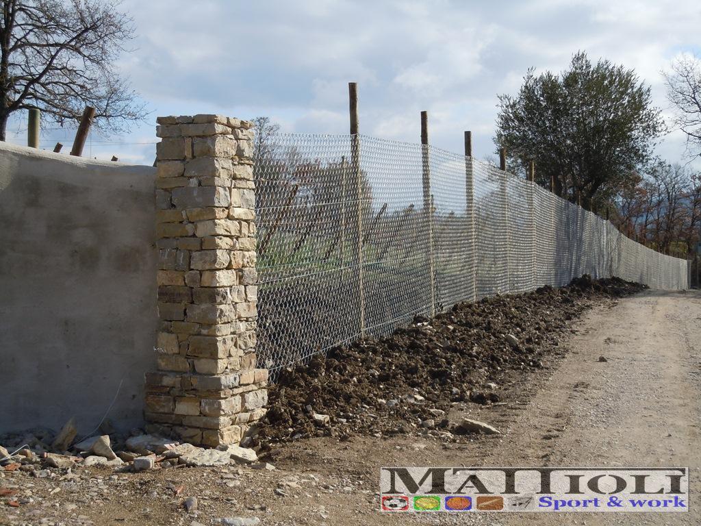 Un tecnico disegna il progetto di un impianto sportivo