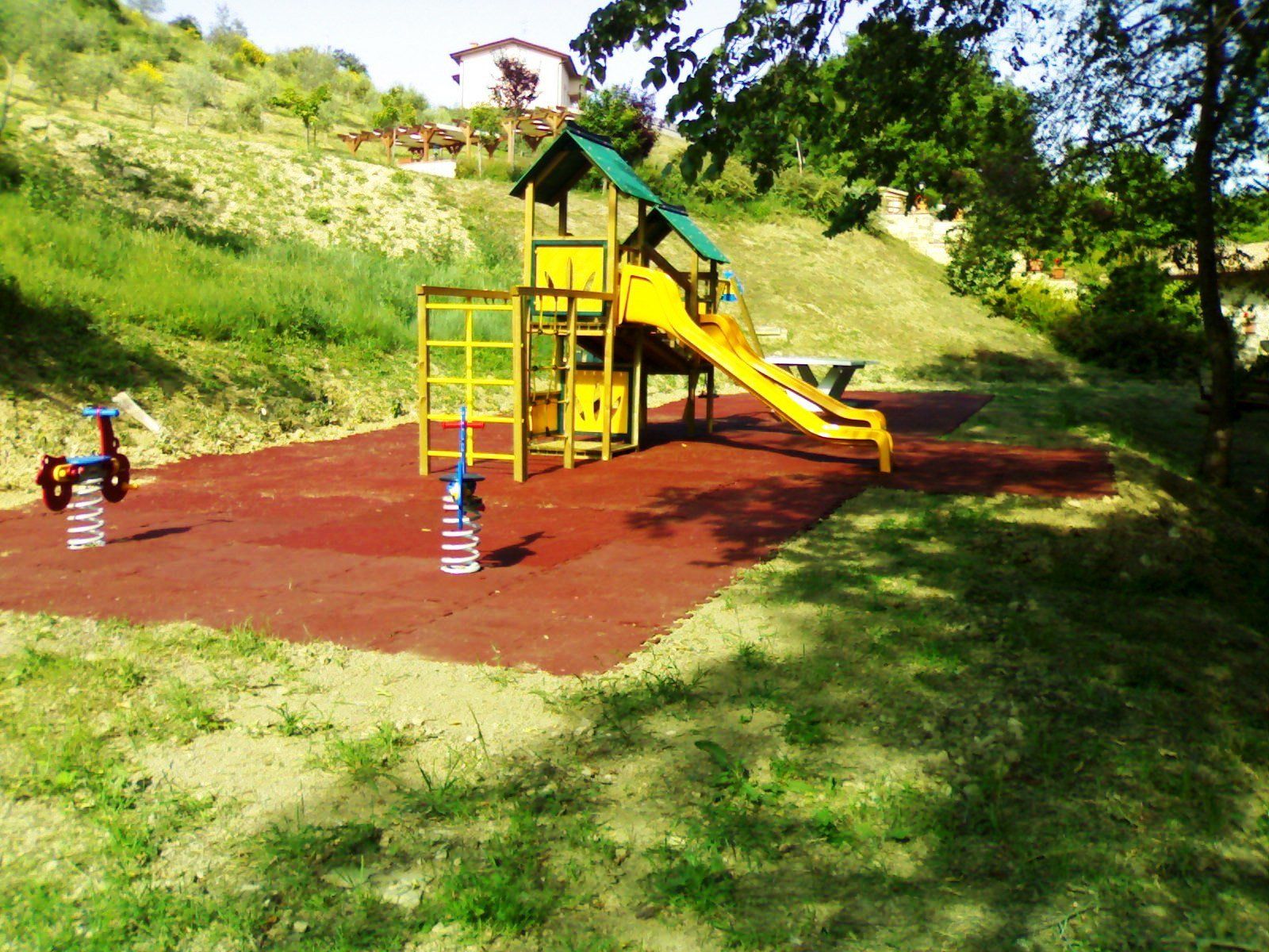 Un tecnico disegna il progetto di un impianto sportivo