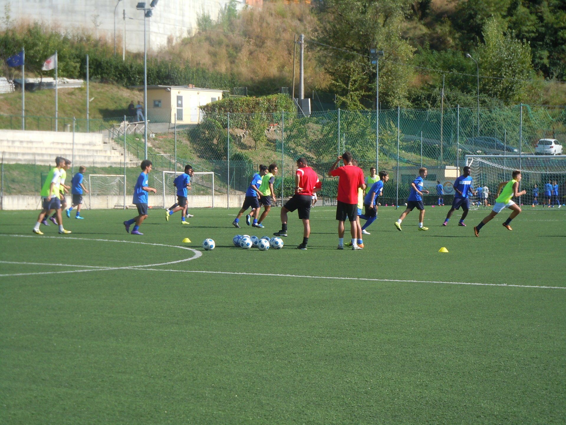 Un campo da calcio in erba