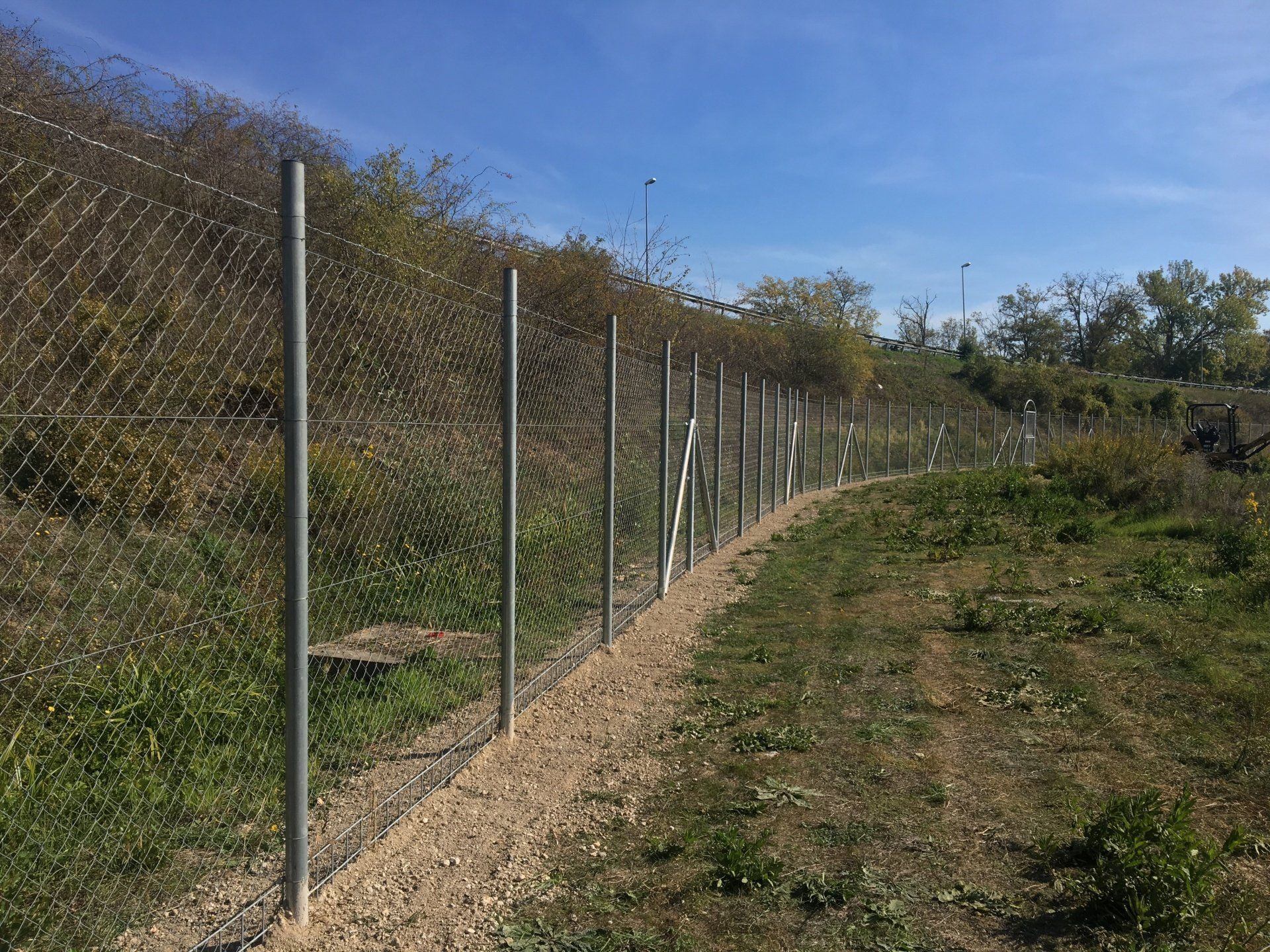 Un tecnico disegna il progetto di un impianto sportivo